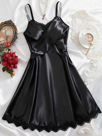 新款女士性感内衣“LOVE”字母弹力肩带胸部交叉设计蕾丝裙宽松舒适露背睡裙