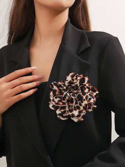 1 Stück handgefertigte, exquisite Blumenbrosche mit Stoffblumen Dekor, luxuriöse Mode-Anstecknadel für Frauen, geeignet für Party, Bühne, Gala, Kleidungsaccessoire als Geschenk