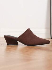 Mules à bout pointu polyvalentes classiques, talon épais asymétrique. Élégantes et confortables pour les vacances, les fêtes, les occasions formelles, les tenues décontractées.  et synthétique. Escarpins sans dos à talon moyen pour femmes, couleur marron. - Marron - Voir 5