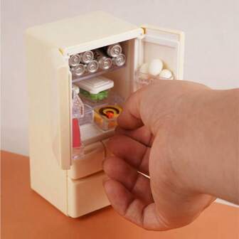 Un artículo de decoración de juego de roles con temática de mini refrigerador. Este es un juguete diseñado especialmente para niños, adecuado como un regalo interesante para niños en 11 festivales.