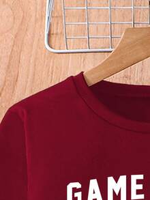 时尚休闲男童家居服4件套，2件圆领长袖上衣，上面印有“Hi”字样和游戏机字母，搭配2条黑白格纹满印游戏机直筒裤，多件组合，面料舒适，适合居家穿着和遛狗 - 彩色 - 查看 4