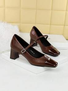 复古欧式褶皱方头粗跟中跟女士休闲平底鞋，适合春秋季通勤穿着。