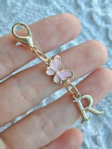 1 pieza Llavero con colgante de metal con mariposa rosa y inicial - Elegante dije de metal con mosquetón, perfecto para billeteras, mochilas y llaves de coche - Regalo de cumpleaños ideal para mujeres - Incluye varias letras, un gran regalo para familiares, amigos y seres queridos, perfecto para el Ramadán, Eid, San Valentín, Navidad o Acción de Gracias.