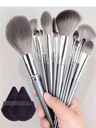 一套16件套专业化妆刷套装，包含2个化妆海绵和14支化妆刷（散粉刷、粉底刷、眼影刷、眉刷、遮瑕刷、修容刷和旅行刷）。非常适合化妆新手，也是圣诞节和情人节的绝佳礼物之选。