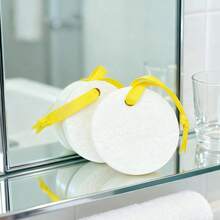 Gucci 白色香薰石，把你最爱的香味装进口袋！掌心大小的香薰石，适合室内、车内使用，也适合作为礼物送给亲朋好友，以及节日和周年纪念日。