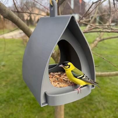 1个悬挂式喂鸟器，尺寸为5.31*3.94英寸，易于安装的种子托盘，耐用塑料材质，户外鸟屋，是花园或窗户装饰的理想之选，户外花园鸟屋喂鸟器，悬挂式户外喂鸟器，耐用塑料材质，适合红雀、蜂鸟、麻雀等鸟类 - 无需用电，安装简便。