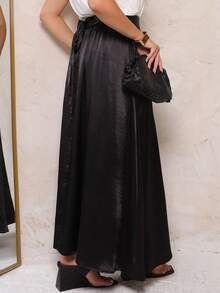 Imported Women's Petticoat With A Belt At The Waist. The Belt Is Attached To The Waist. This Fabric Is Highly Stretchy And Elastic On All Sides. The Skirt Is Relatively Full. The Fabric Is Silky. The Belt Can Be Tied At The Front Or Back. This Style Is Relatively Elegant, Petite, And Exquisite. - 黑色 - 查看 5