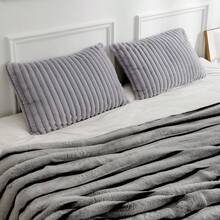 1 pieza Funda de almohada de piel de conejo sintética a rayas, sin relleno de almohada, con cierre de cremallera, suave y esponjosa, funda de almohada desmontable y conveniente para un sueño cómodo - Gris Claro - Ver 2