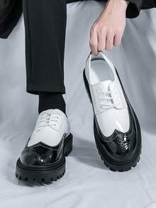 أحذية رسمية عصرية، أحذية سوداء وبيضاء، أحذية مكتبية لامعة كورية، أحذية جلدية كاجوال للرجال بنقوش زهور محفورة على الكعب السميك، أحذية زفاف بريطانية الطراز للعريس والوصيف، أحذية كاجوال بنمط ربطة، أحذية رسمية مريحة بنمط ربطة، أحذية أكسفورد بلون أسود وأبيض، أحذية ديربي بنصل مدبب لامع، أحذية جلدية ناعمة، مقاسات كبيرة 46-50، أحذية جلدية فاخرة بكعب عالٍ لحفلات الضيافة - أبيض وأسود - مشاهدة 5