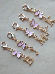 1 pieza Llavero con colgante de metal con mariposa rosa y inicial - Elegante dije de metal con mosquetón, perfecto para billeteras, mochilas y llaves de coche - Regalo de cumpleaños ideal para mujeres - Incluye varias letras, un gran regalo para familiares, amigos y seres queridos, perfecto para el Ramadán, Eid, San Valentín, Navidad o Acción de Gracias.