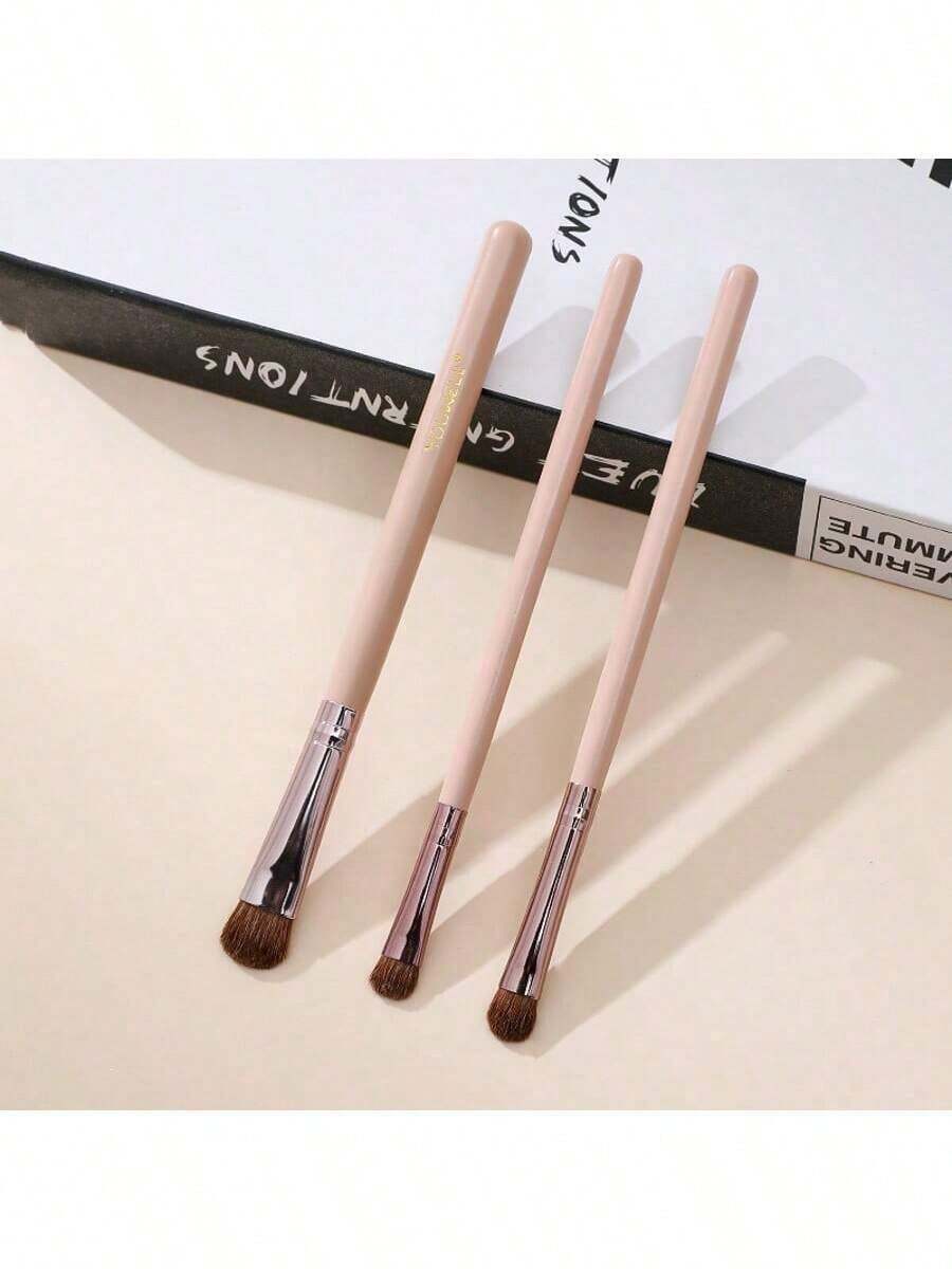 这款三件套化妆刷套装（带收纳盒）包含唇部定型刷、轮廓刷和眼影刷。刷毛柔软不掉毛，完美契合90年代的魅力时尚风格。适合作为生日、圣诞礼物、派对妆容准备，方便随身携带。套装包含：粉底刷、遮瑕刷、腮红刷、轮廓刷、腮红刷、修容刷、散粉刷、粉底刷、腮红刷。 - 彩色 - 查看 1