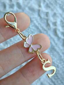1 pieza Llavero con colgante de metal con mariposa rosa y inicial - Elegante dije de metal con mosquetón, perfecto para billeteras, mochilas y llaves de coche - Regalo de cumpleaños ideal para mujeres - Incluye varias letras, un gran regalo para familiares, amigos y seres queridos, perfecto para el Ramadán, Eid, San Valentín, Navidad o Acción de Gracias.
