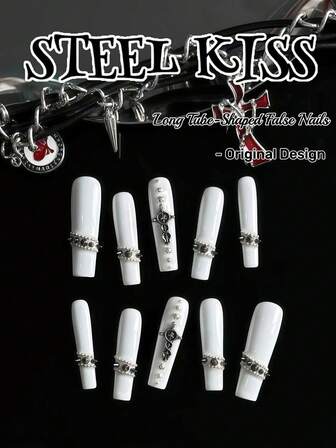 Original design, handgjorda, 10 stycken press-on naglar i punkstil, långa press-on naglar (rörformade naglar), fyrkantiga naglar för år 2000 med nitar och korselement. Vita naglar med personlig modedesign.