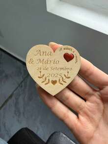 1/20/40个定制木质心形牌匾 - 可个性化定制姓名或留言，激光雕刻木质牌匾，温暖质朴的木质风格，浪漫的心形造型，是礼品包装、派对装饰、婚礼回礼或节日纪念品的理想之选。 - 彩色 - 查看 9