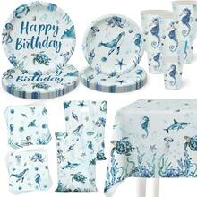 Ten 50/51-elementowy zestaw jednorazowej zastawy stołowej w stylu oceanicznym zawiera 10 talerzy obiadowych, 10 talerzyków deserowych, 10 kubków papierowych, 20 serwetek, obrus i baner. Ten praktyczny zestaw zastawy stołowej sprawdzi się na kempingu, pikniku, grillu w ogrodzie, weselu i przyjęciu urodzinowym.