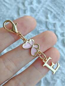 1 pieza Llavero con colgante de metal con mariposa rosa y inicial - Elegante dije de metal con mosquetón, perfecto para billeteras, mochilas y llaves de coche - Regalo de cumpleaños ideal para mujeres - Incluye varias letras, un gran regalo para familiares, amigos y seres queridos, perfecto para el Ramadán, Eid, San Valentín, Navidad o Acción de Gracias.