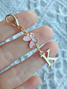 1 pieza Llavero con colgante de metal con mariposa rosa y inicial - Elegante dije de metal con mosquetón, perfecto para billeteras, mochilas y llaves de coche - Regalo de cumpleaños ideal para mujeres - Incluye varias letras, un gran regalo para familiares, amigos y seres queridos, perfecto para el Ramadán, Eid, San Valentín, Navidad o Acción de Gracias.