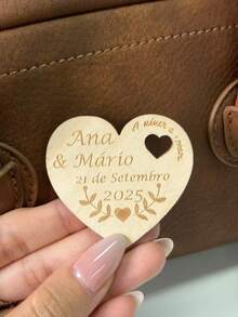 1/20/40个定制木质心形牌匾 - 可个性化定制姓名或留言，激光雕刻木质牌匾，温暖质朴的木质风格，浪漫的心形造型，是礼品包装、派对装饰、婚礼回礼或节日纪念品的理想之选。 - 彩色 - 查看 10