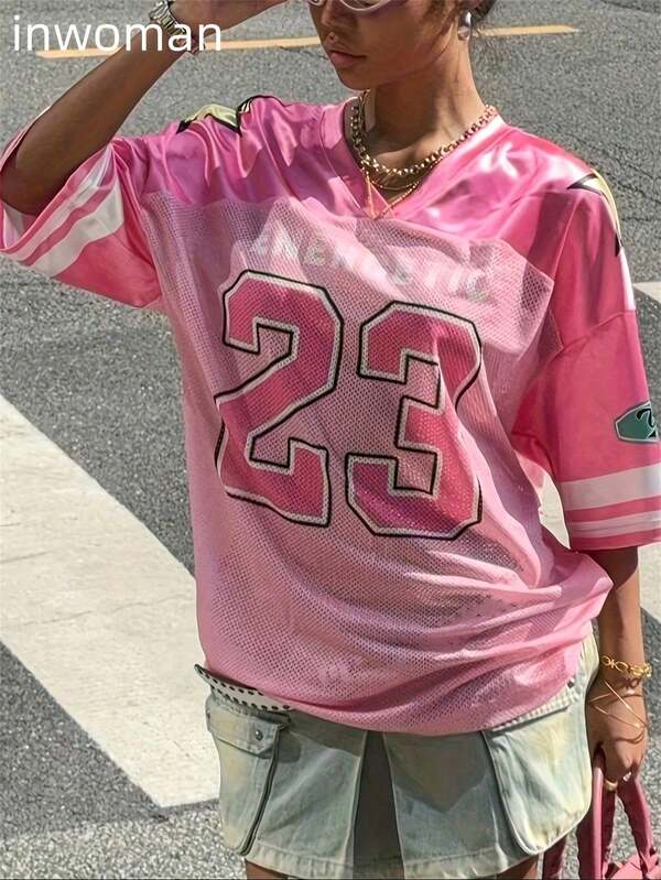 لباس علوي رياضي صيفي أنيق بأسلوب الشارع فضفاض بلون وردي للنساء، برقبة على شكل حرف "V"، طباعة أرقام، أكمام قصيرة، مفتول بقماش الشبك، لباس علوي بيسبول Y2K للنساء