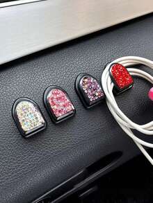 4 قطع من خطاطيف السيارة الصغيرة متعددة الوظائف المزينة بالكريستال والراين ستون، خطاطيف لتعليق المفاتيح والكابلات والأقنعة على لوحة القيادة، ديكور داخلي للسيارة، لون أبيض