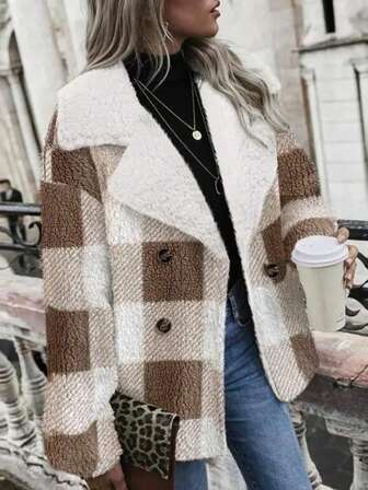 女士常规格纹抓绒双排扣休闲外套，适合秋冬季穿着