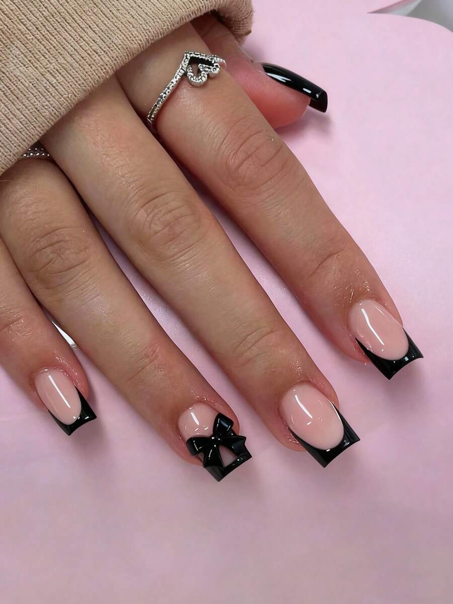 24件套，瞬间升级你的美甲！中号方形假指甲，3D蝴蝶结装饰，黑色法式美甲，1个指甲锉和1张指甲胶贴，适合女孩、妈妈、女士，是美甲爱好者的理想礼物，也适合批发，是圣诞节、万圣节、感恩节、母亲节和情人节美甲用品的理想之选。