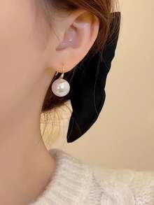 一对优雅简约百搭铜合金高品质珍珠耳钉，适合女性日常通勤、节日、订婚、晚宴、婚礼和宴会等场合佩戴（18K镀金） - 白色 - 查看 5