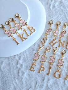 1 pieza Llavero con colgante de metal con mariposa rosa y inicial - Elegante dije de metal con mosquetón, perfecto para billeteras, mochilas y llaves de coche - Regalo de cumpleaños ideal para mujeres - Incluye varias letras, un gran regalo para familiares, amigos y seres queridos, perfecto para el Ramadán, Eid, San Valentín, Navidad o Acción de Gracias.