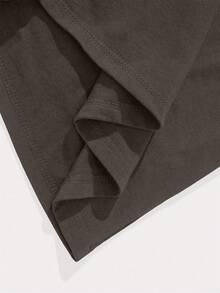 Una camiseta navideña nueva, informal y elegante para hombre, hecha 100 % de algodón. Esta ligera camiseta de verano es perfecta para fiestas de disfraces y para el día a día. Su cuello redondo y su capacidad para lavar a máquina la convierten en la opción ideal para las celebraciones navideñas. Su llamativa letra facilita su cuidado, ideal para las compras navideñas. - Gris Oscuro - Ver 4
