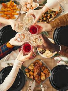 100 piezas de platos de papel negro, 50 piezas de 9 pulgadas y 50 piezas de 7 pulgadas de platos desechables de postre de Halloween, adecuados para el Día de San Valentín, el té de la tarde, la fiesta del bebé, el cumpleaños y otras ocasiones. - Multicolor - Ver 3