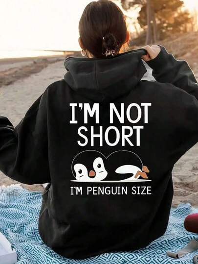 Moletom com Capuz Plus Size Feminino "Não sou baixa, sou do tamanho de um pinguim" - Blusa de moletom bege com estampa de pinguim, bolso frontal, manga longa, casual, lavável à máquina, conforto para todas as estações, moletom com estampa de pinguim, design divertido, caimento confortável, preto primavera