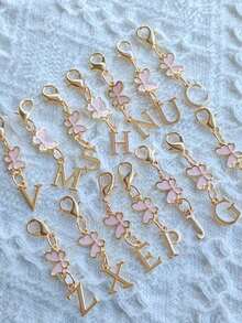 1 pieza Llavero con colgante de metal con mariposa rosa y inicial - Elegante dije de metal con mosquetón, perfecto para billeteras, mochilas y llaves de coche - Regalo de cumpleaños ideal para mujeres - Incluye varias letras, un gran regalo para familiares, amigos y seres queridos, perfecto para el Ramadán, Eid, San Valentín, Navidad o Acción de Gracias.