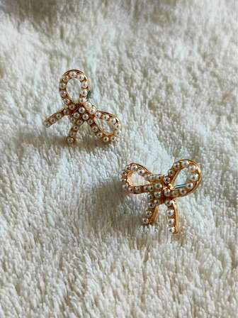 1对时尚迷你蝴蝶结珍珠耳钉，适合日常佩戴和通勤