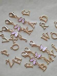 1 pieza Llavero con colgante de metal con mariposa rosa y inicial - Elegante dije de metal con mosquetón, perfecto para billeteras, mochilas y llaves de coche - Regalo de cumpleaños ideal para mujeres - Incluye varias letras, un gran regalo para familiares, amigos y seres queridos, perfecto para el Ramadán, Eid, San Valentín, Navidad o Acción de Gracias.