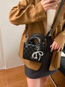 时尚新款女士手提包，纯色简约PU小方包，优雅别致，适合约会、购物等各种场合，百搭实用，配有蝴蝶结和仿珍珠装饰，是情人节的理想礼物，适合购物、用作钱包，也适合年轻女性、大学生、新婚夫妇、上班族女性，适用于办公室、大学、工作、商务、通勤、户外活动、旅行和郊游等各种场合。 - 黑色 - 查看 5