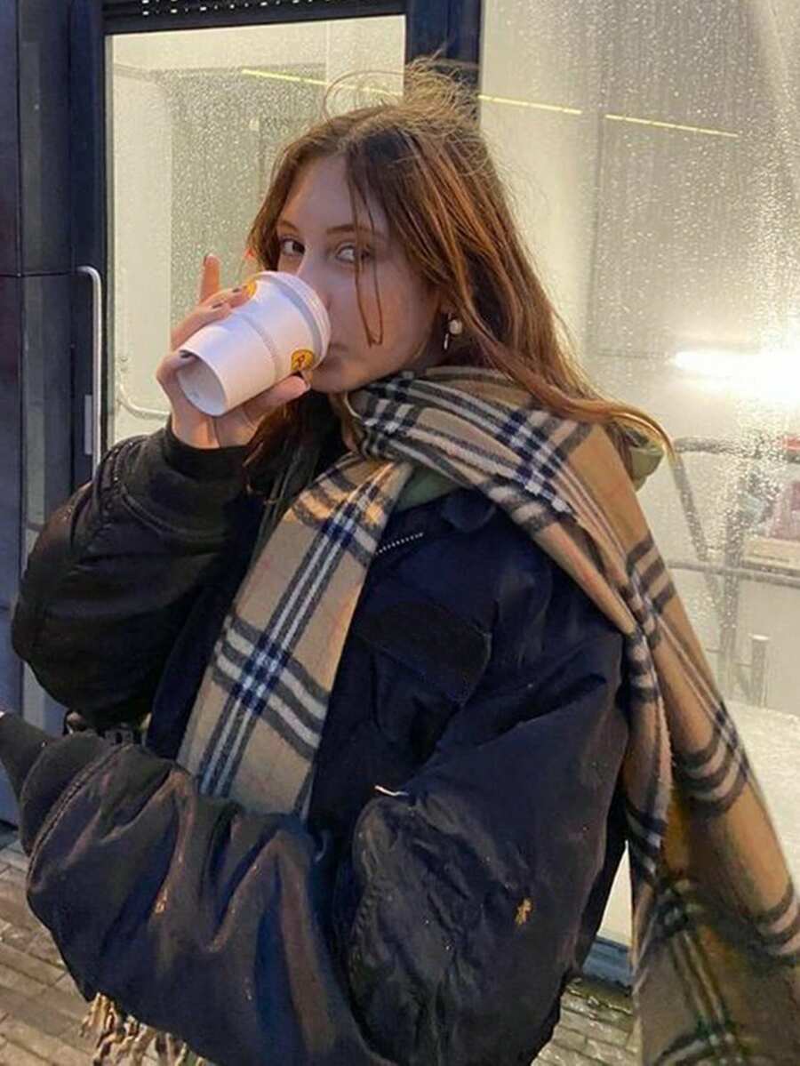 秋冬时尚条纹华夫格印花保暖围巾，女士休闲柔软流苏边围脖，披肩外套 - 卡其色 - 查看 1