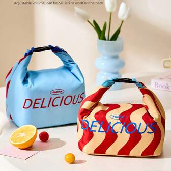 1个复古美式午餐包，红蓝波浪条纹撞色设计，印有“美味”主题，配有可调节肩带，两种背法，容量灵活，易于清洁，适合学生、上班族、户外爱好者，可用于携带午餐、便当、野餐、健身零食等，时尚便携，必备单品。
