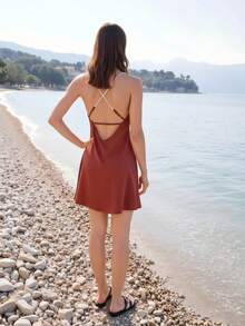 Robe de soirée mini en satin avec encolure drapée, perles et croisillon dans le dos, convenant aux occasions quotidiennes et spéciales. Robe sans manches confortable pour le printemps/été