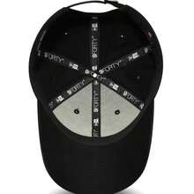 Gorra NY Yankees 9Forty New Era para mujer en color negro. Confeccionada en algodón de alta calidad, esta icónica gorra de los Yankees ofrece comodidad y ajuste perfecto. Su diseño clásico y atemporal incluye el logo bordado en blanco. Ideal para fanáticas del béisbol. ¡Demuestra tu apoyo con estilo! ✅Entrega 24/48h (España peninsular) - Negro - Ver 4