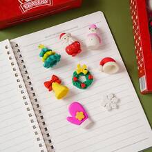 8 piezas Borrador mini de Navidad en caja, 8 formas festivas (árbol, sombrero, Santa, muñeco de nieve, guante, corona, copo de nieve, campana) - Favor de fiesta, intercambio de clase, relleno decorativo, decoración navideña - Colores brillantes, duradero y fácil de - Excelente para suministros de fiesta de Navidad, bolsas de regalo, rellenos de calcetines y papelería navideña - Decoraciones y premios de fiesta navideña