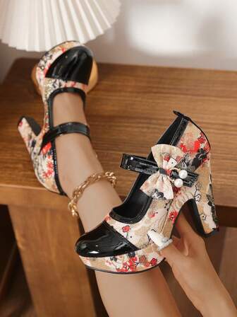 时尚休闲撞色女士一脚蹬鞋，新款透气百搭女士粗跟圆头高跟鞋，饰有珍珠搭扣和蝴蝶结。