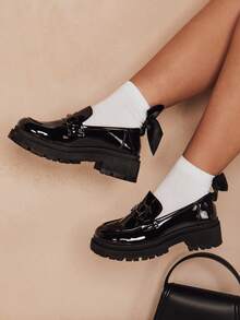 Damen-Mokassins aus Lacklederimitat mit dekorativen Schnallen, elegante Plateauschuhe passend zum urbanen Casual-Look, bequeme Alltagsschuhe mit hochgezogener Sohle und stilvollem Finish - Schwarz - Übersicht 2