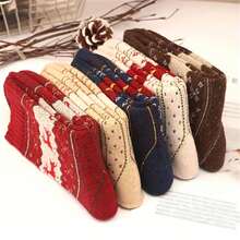 5 双舒适驯鹿印花中筒袜 - 温暖、厚实的女士圣诞袜，红色、米色、棕色和海军蓝的节日动物图案，非常适合节日庆祝活动，圣诞袜