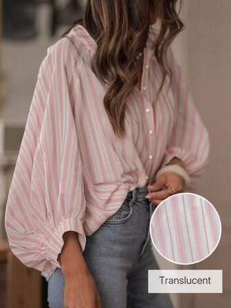 Denna lätta, lyxiga randiga skjorta för kvinnor är perfekt för lager-på-lager-kläder. Den har lösa lanternärmar, en avslappnad och snygg look och är lämplig för vardagsbruk. Den är tillverkad av halvtransparent tyg.