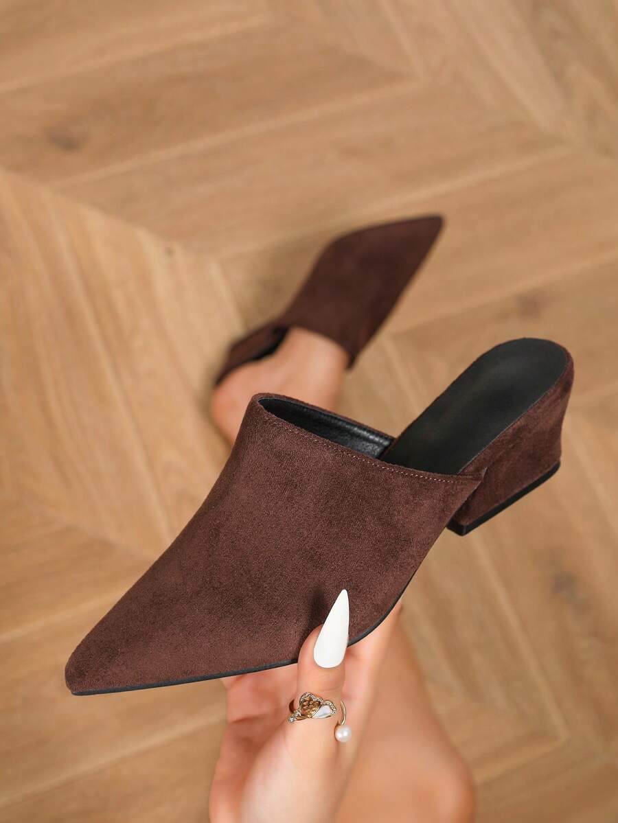 Mules à bout pointu polyvalentes classiques, talon épais asymétrique. Élégantes et confortables pour les vacances, les fêtes, les occasions formelles, les tenues décontractées.  et synthétique. Escarpins sans dos à talon moyen pour femmes, couleur marron. - Marron - Voir 1