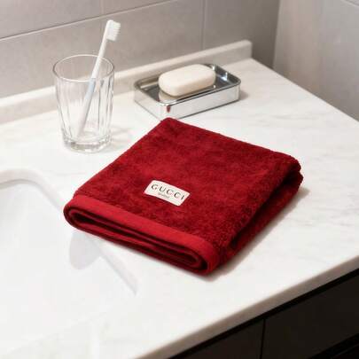 Gucci Toalla cuadrada suave roja, adecuada para el lavado y el aseo diario. De alta calidad, alto nivel de apariencia, cómoda y suave