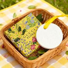 Gucci 白色香薰石，把你最爱的香味装进口袋！掌心大小的香薰石，适合室内、车内使用，也适合作为礼物送给亲朋好友，以及节日和周年纪念日。