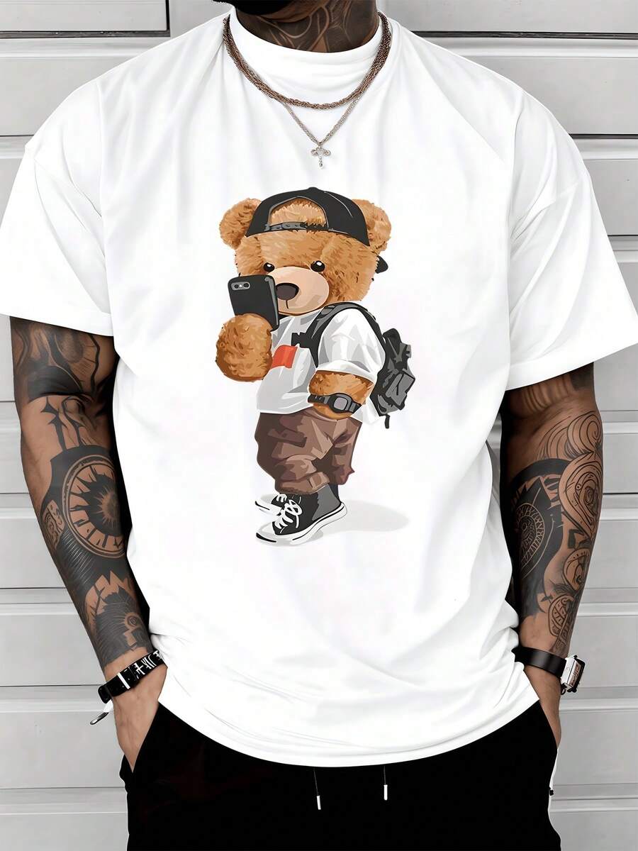 Modern Bear With A Cap, Backpack, And Mobile Phone Reflects A Relaxed, Urban Attitude, Confidence, And Digital Connection-Perfect For Those Who Enjoy Confident And Expressive Casual Fashion. Men's T-Shirt, 100% Cotton, Comfortable And Durable, Ideal For Everyday Wear. - 白色 - 查看 1