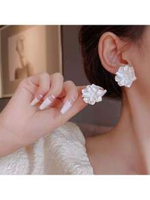 S925 Silver Needle White Flower Earrings 2024 New  Unique Niche Design Internet Celebrity Stud Earrings - 白色 - 查看 3
