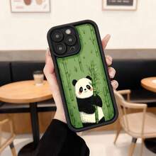 Cubierta de teléfono con borde negro y diseño de panda en bosque de bambú verde, para iPhone 14 Pro Max, funda protectora con estampado de oso panda comiendo bambú, ideal para uso diario en cafeterías y espacios urbanos Aplicable a los teléfonos de la serie Apple y Galaxy - Burdeos - Ver 3